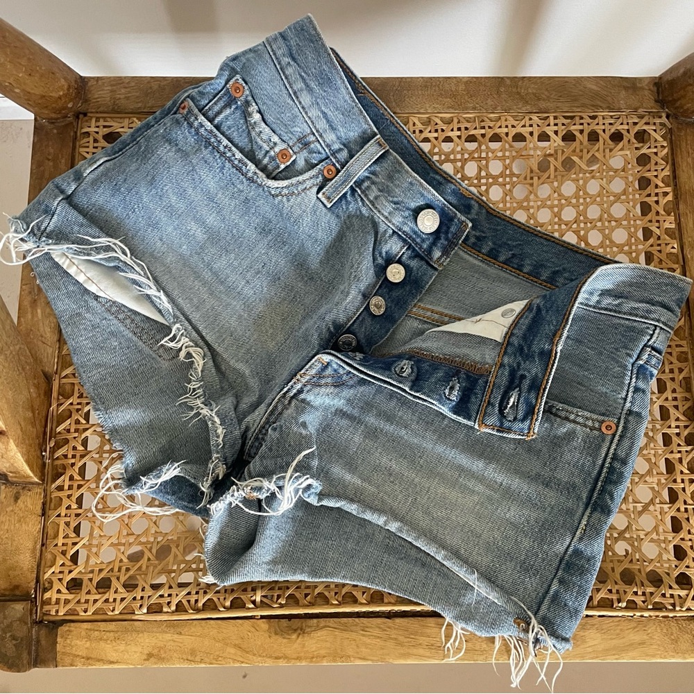 Levi’s 2000’s Vintage Fitted Denim Shorts